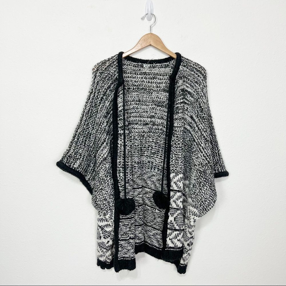 ✨Aerie✨Knit Open Front Pincho with Pom Poms🔥